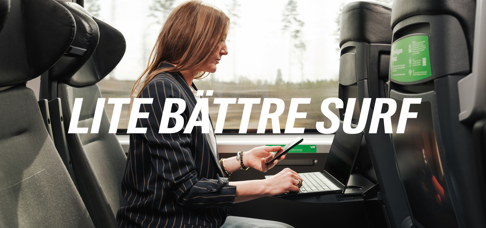 Kvinna som sitter på ett VR-tåg med datorn framför sig. Bildtext som lyder "Lite bättre surf".